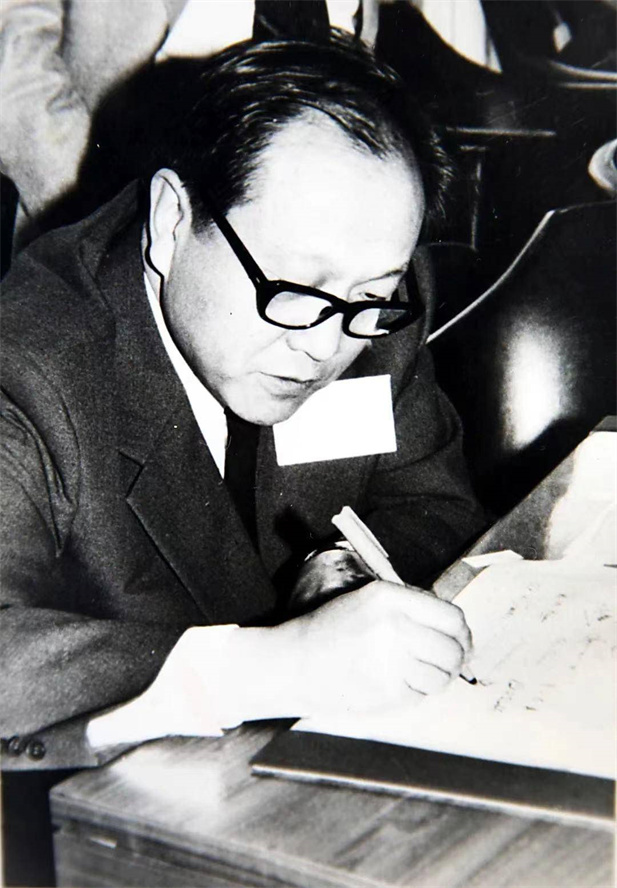 1979年，世界卫生组织考察确证我国已于60年代初消灭天花。12月，北京生研所所长章以浩作为全球消灭天花证实委员会成员，在全球消灭天花证书上签字。次年5月，世界卫生组织第33届世界卫生大会宣布全球已消灭天花.jpg
