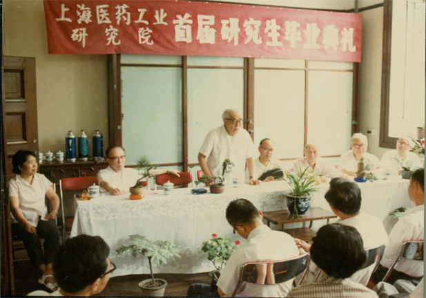 1978年，上海医药工业研究院第一届研究生毕业典礼。.jpg