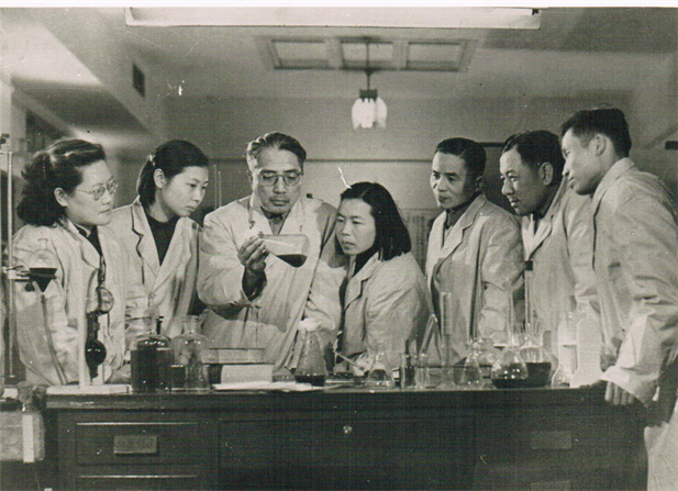 1950年代，著名微生物药物学家，后任上海医药工业研究院抗生素室主任、副院长、名誉院长的童村，与科研人员在一起开展课题研究。.jpg