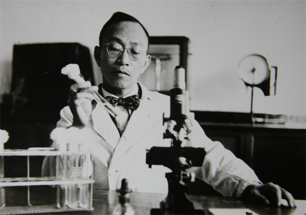 1955年，汤飞凡主持的沙眼研究小组分离出世界上第一株“沙眼衣原体”，命名为TE8，后在国际医学界引起巨大反响，为我国赢得了荣誉，为我国微生物学界争得了光荣.jpg