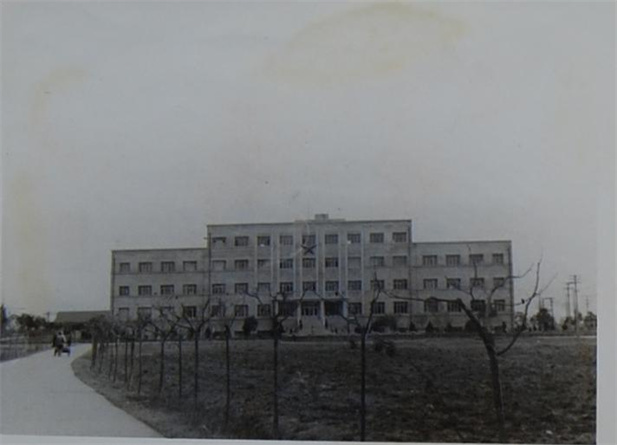 1958年，成都生物制品研究所成立。通过几年的机构调整、改造和建设，我国建成了北京、长春、成都、兰州、上海、武汉六大生物制品研究所。它们既是生产又是研究机构，逐步成为本地区应用微生物学、免疫学研究开发基地及免疫接种科学技术的指导中心.jpg