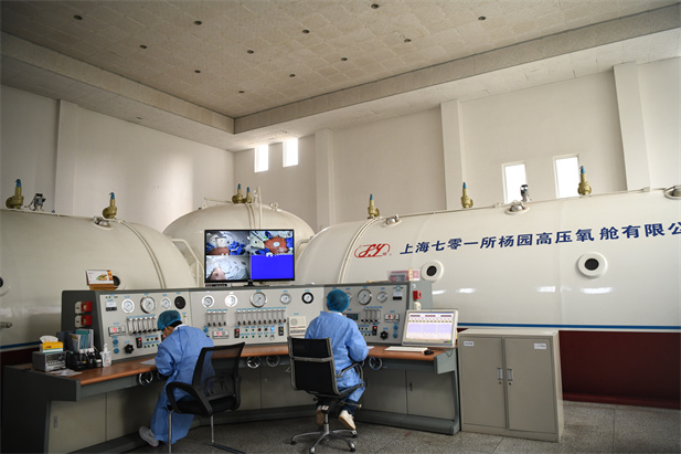 2020年2月，国药东风总医院使用高压氧舱技术治疗新冠肺炎。.jpg