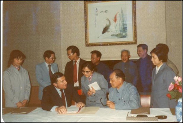 1982年5月，上海施贵宝合资签约仪式，是中国改革开放以后成立的第一家中美合资制药企业。.png