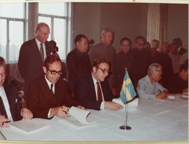 1982年9月15日，国药与瑞典法玛西亚普强公司合资建立华瑞制药有限公司?；鹬埔┦堑谝患抑腥鸷献势笠?。.jpg