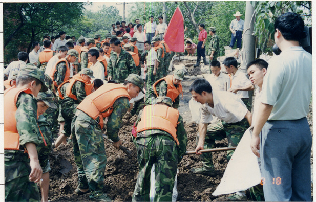 1998年8月15日，太极集团派出41名员工组成抗洪抢险队，赴湖北荆州抗洪抢险。.jpg