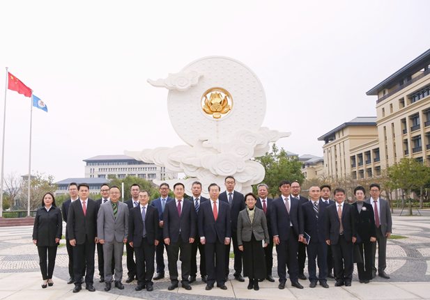 2024年2月26日，国药集团党委书记、董事长刘敬桢一行访问澳门大学，双方签署战略合作协议并就进一步深化合作进行会谈。澳门大学校长宋永华、副校长徐建，国药集团副总经理（主持经营工作）胡建伟，副总经理董增贺、晋斌等出席活动。1.png