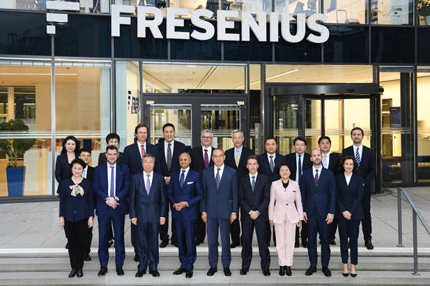 2023年11月2日-5日，国药集团董事长刘敬桢率团访问费森尤斯集团与费森尤斯卡比公司总部，会见费森尤斯集团董事会主席迈克尔·森、费森尤斯卡比公司全球总裁及首席执行官皮耶路易吉·安东内利，就进一步加强双方深度合作进行交流。中国医药商业协会会长石晟怡参加会谈。.jpg