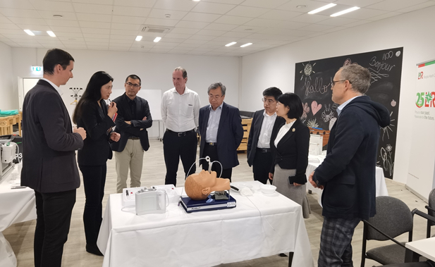 2023年11月10日，国药集团董事长刘敬桢应邀率团访问欧洲领先的高端医用耗材提供商洛曼劳仕医疗集团，与洛曼劳仕集团总裁、首席执行官沃尔夫冈·聚斯勒和首席运营官托马斯·美尼茨会谈交流.jpg