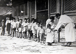 1950年初，位于天坛的中央防疫处（国药集团中国生物北京生物制品研究所前身）为儿童接种疫苗