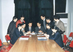 1990年，侯惠民带领研发科研人员和企业科研人员一起交流。1996年侯惠民当选中国工程院院士