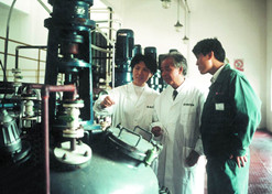 1990年，周后元在药厂生产车间指导工作。1994年周后元当选首批中国工程院院士