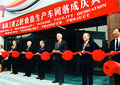 1989年，中国生物制品总公司成立。同年，北京生物制品研究所率先从美国默克公司引进重组酵母乙肝疫苗工业化生产技术