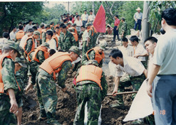 1998年8月15日，太极集团派出41名员工组成抗洪抢险队，赴湖北荆州抗洪抢险。