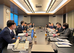 2023年12月19日至21日，刘敬桢一行与韩美药品社长林珠贤、CEO朴宰贤等进行座谈交流
