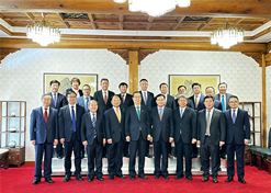 2023年12月20日，国药集团党委书记、董事长刘敬桢参加韩国总理韩德洙会见中方代表团活动并作为代表发言