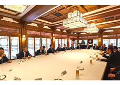 2023年12月20日，国药集团党委书记、董事长刘敬桢参加韩国总理韩德洙会见中方代表团活动并作为代表发言