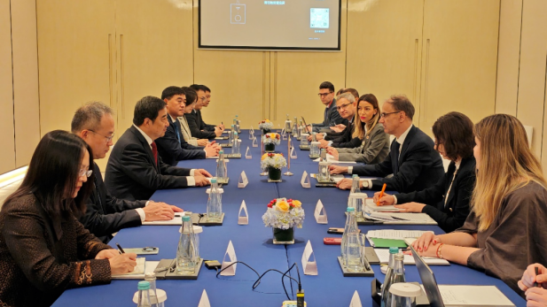 白忠泉董事长与塞尔维亚总理久罗?马楚特会谈